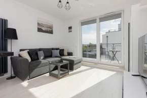 Szlachecka Apartment with Balcony & Parking Warsaw by Noclegi Renters